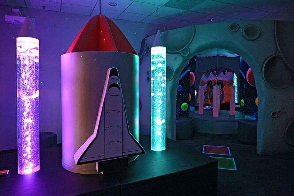 החדר Annie’s Space, בנמל התעופה באורלנדו, עוצב בהשראת החלל החיצון
, מתוך האתר הרשמי