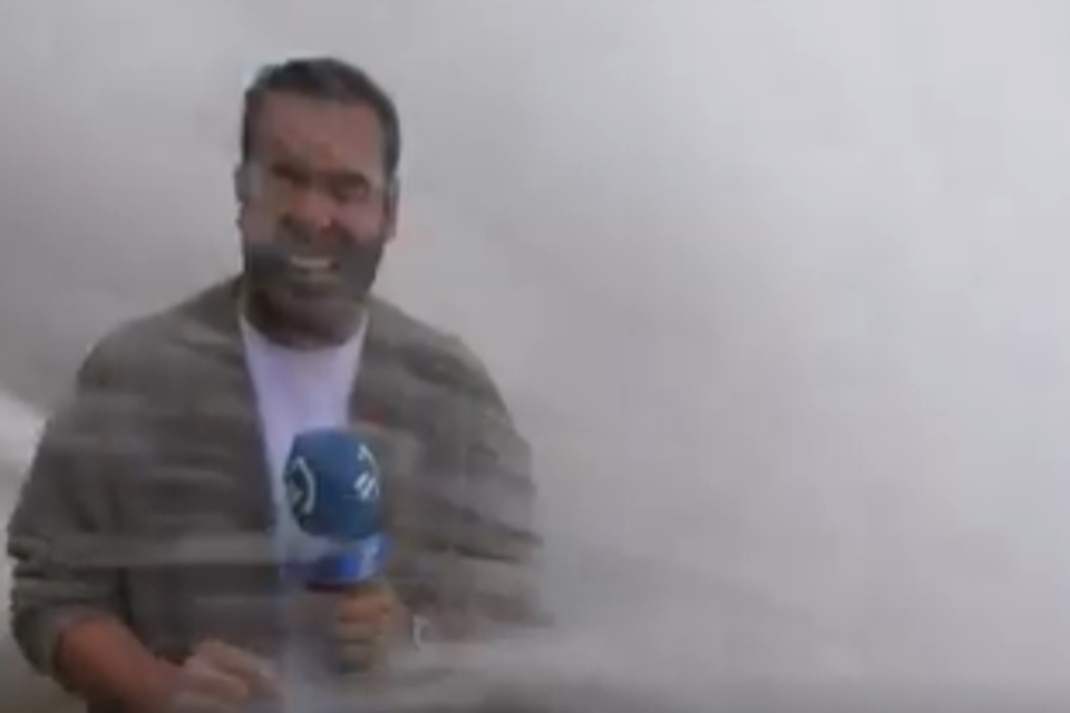 הכתב דיווח על הסערה- וגל ענקי שטף אותו , .