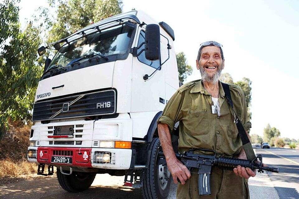 ישי צימרמן, בגיל 80, כשעוד שירת במילואים כנהג תובלה על משאית , צילום: יהושע יוסף