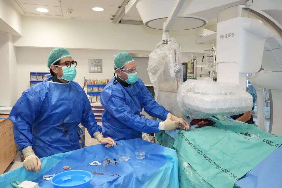 פעולה בחדר הצנתורים החדש של יחידת הדימות הפולשנית שנפתח השבוע ברמב"ם והצטרף לשני חדרי הצנתורים הקיימים , רמב"ם
