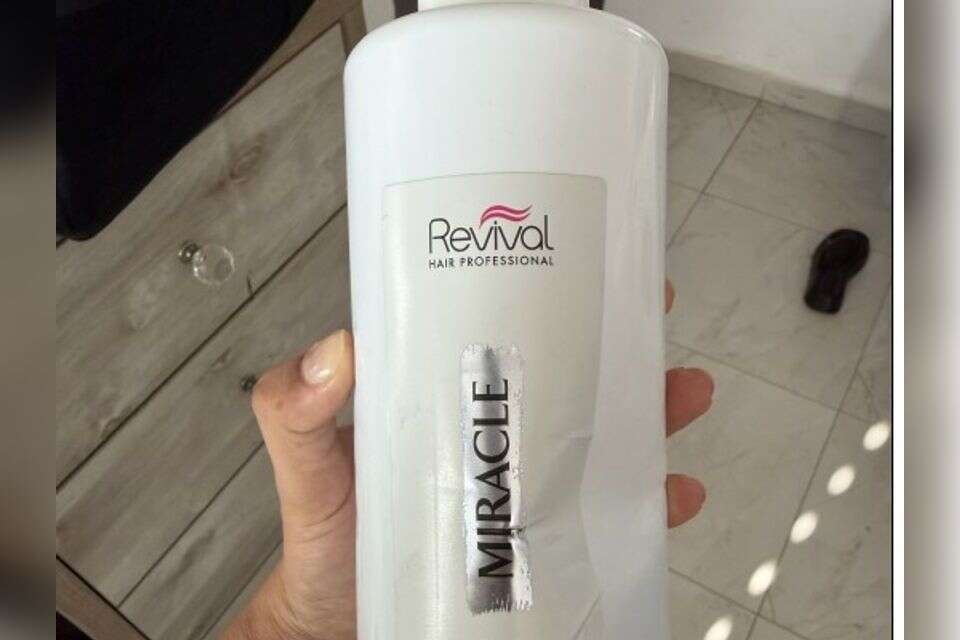 מוצר החלקת שיער מסוכן לשימוש , ללא קרדיט