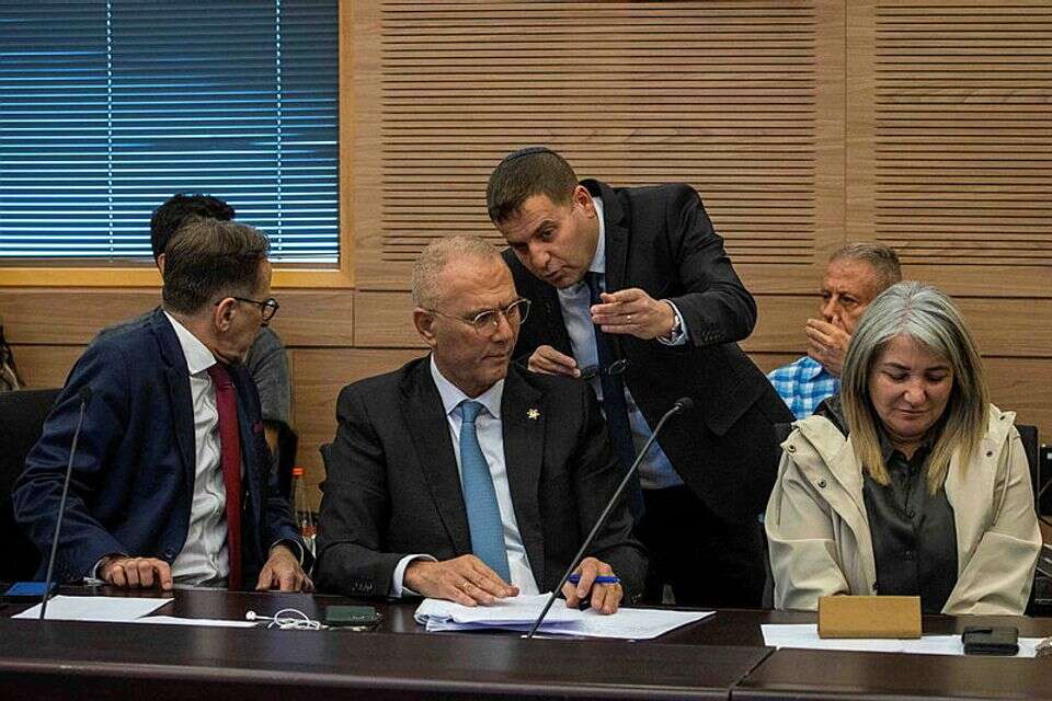 יוסי שלי. "תאכלו את הלב" , אורן בן חקון