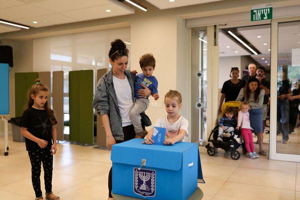 הישראלים יוצאים להצביע , רויטרס