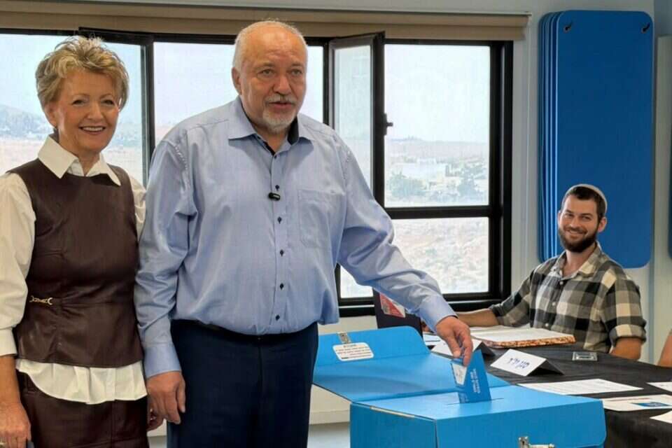 אביגדור ליברמן מצביע בנוקדים , ללק