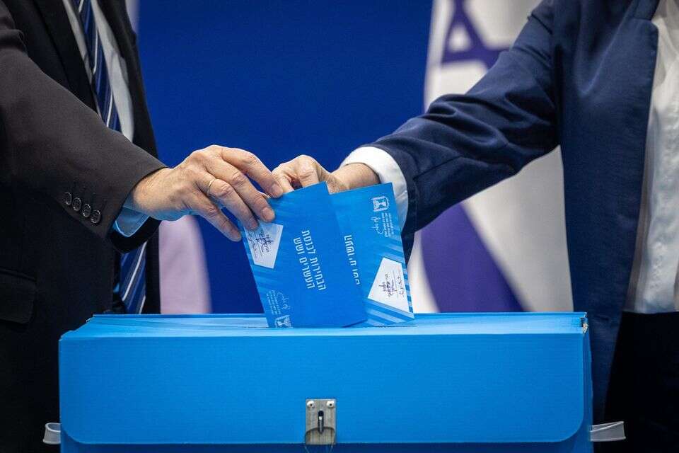 הנשיא יצחק הרצוג ורעייתו מיכל מצביעים , אורן בן חקון