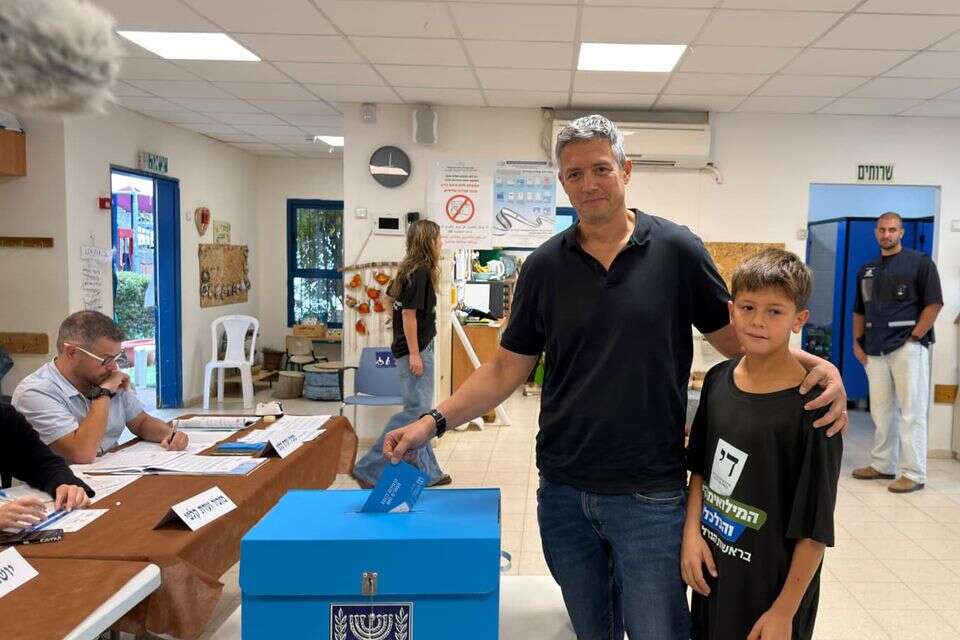 יו"ר מפלגת המילואימניקים והכלכלית יועז הנדל מצביע , דוברות המילואימניקים והכלכלית