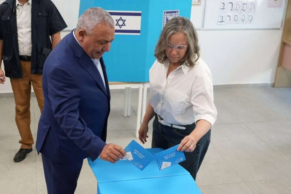 גדי איזנקוט ורעייתו חנה מצביעים בקלפי בהרצליה , דוברות מפלגת "ישר!"