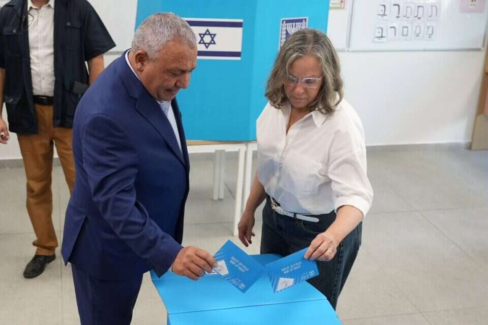גדי איזנקוט מצביע  , דוברות ישר!
