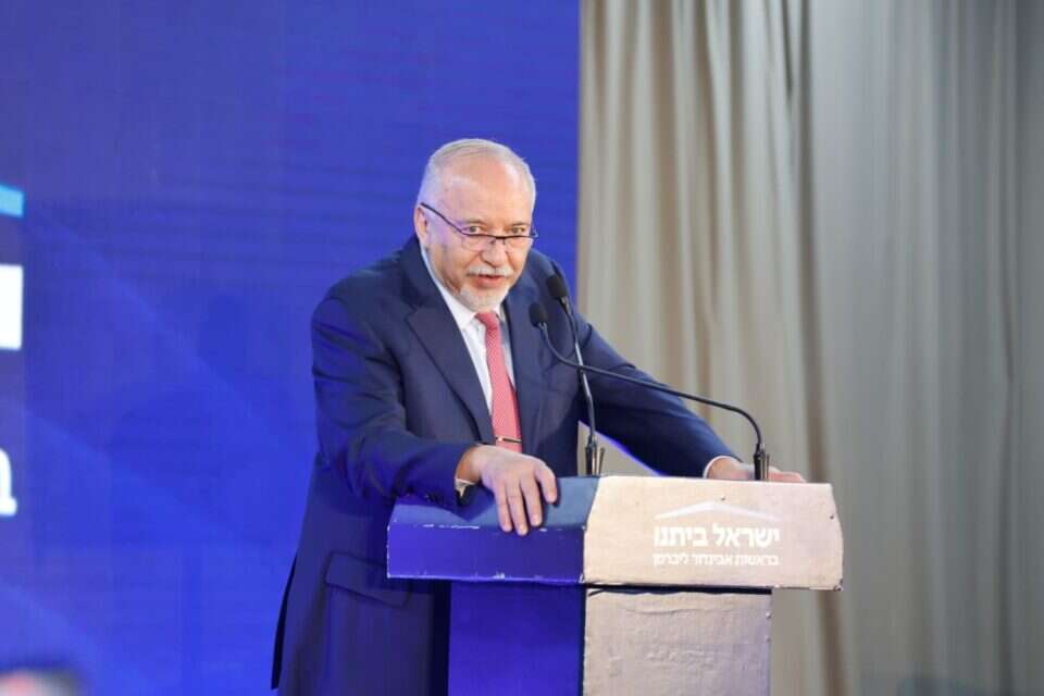 ליברמן נואם במטה המפלגה , ללא קרדיט