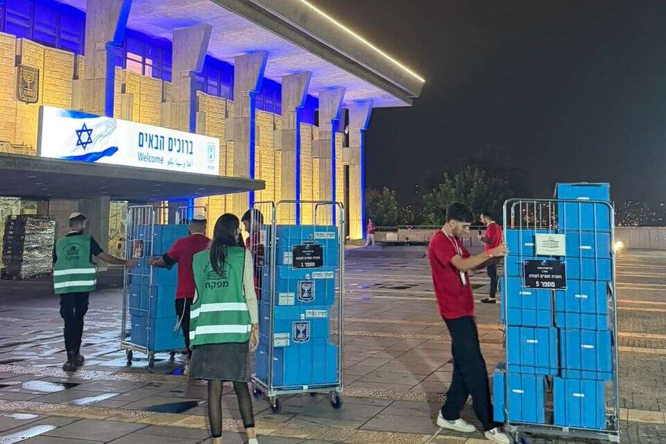 המעטפות מגיעות לכנסת , .