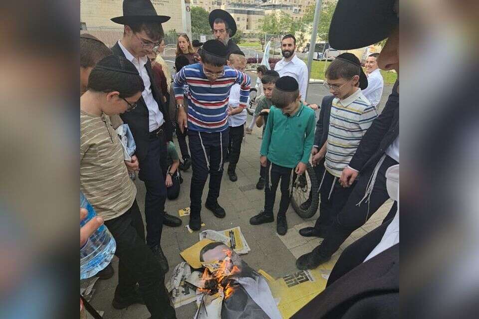 שריפת דוכן הציבור החרדי , .