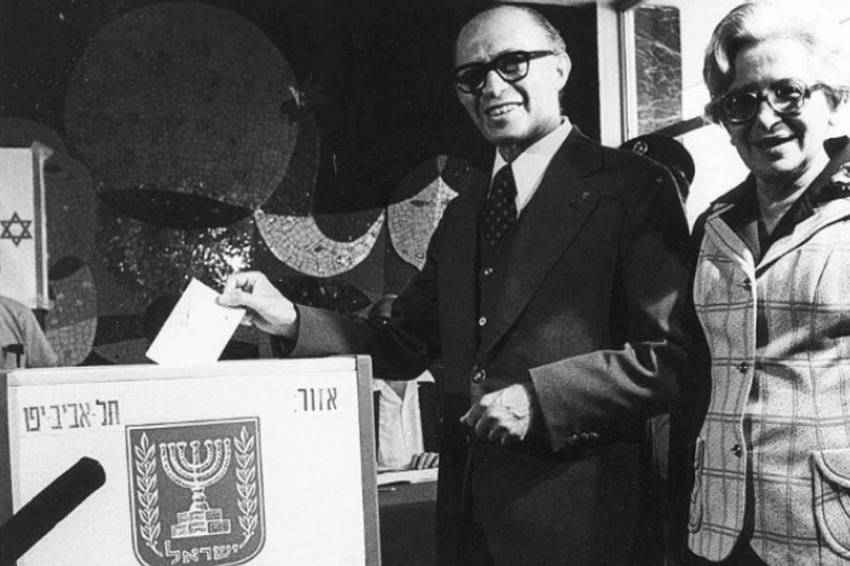 מנחם בגין מצביע ב-1977 , הארכיון הציוני המרכזי של ההסתדרות הציונית העולמית