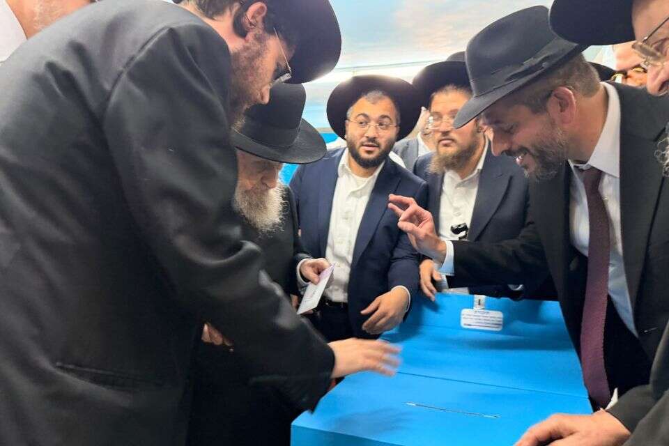 הרב לנדו בזמן הצבעתו בשעות הבוקר , אבי ריין ואלכס הוכברגר