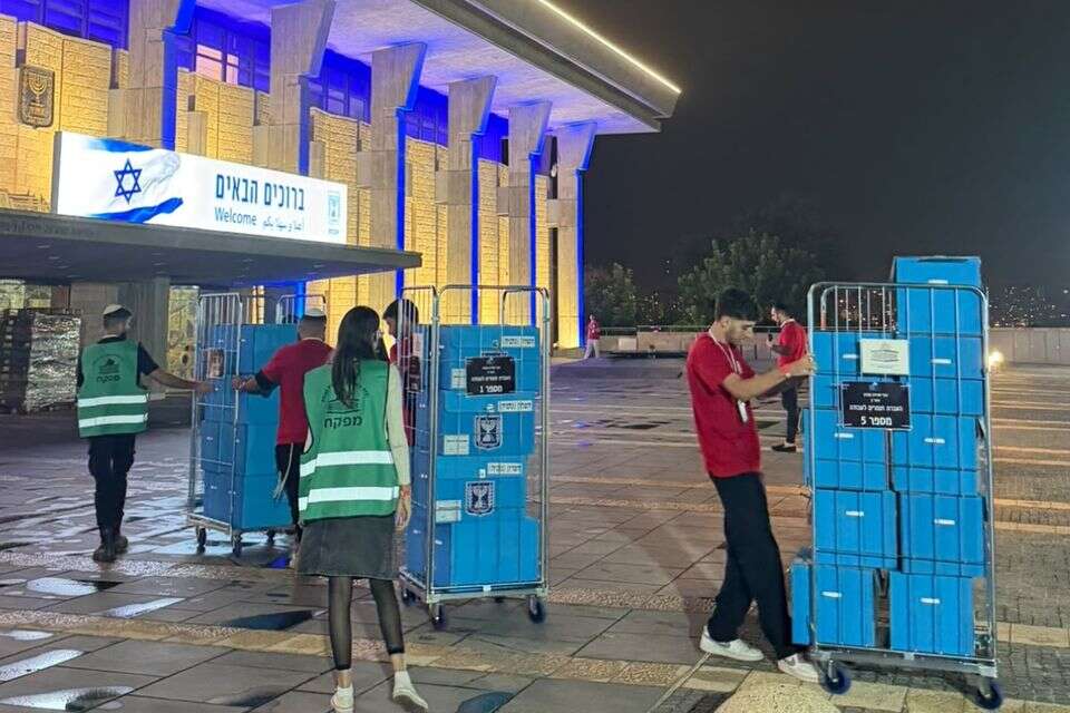 המעטפות הכפולות בדרכן לכנסת , ללא