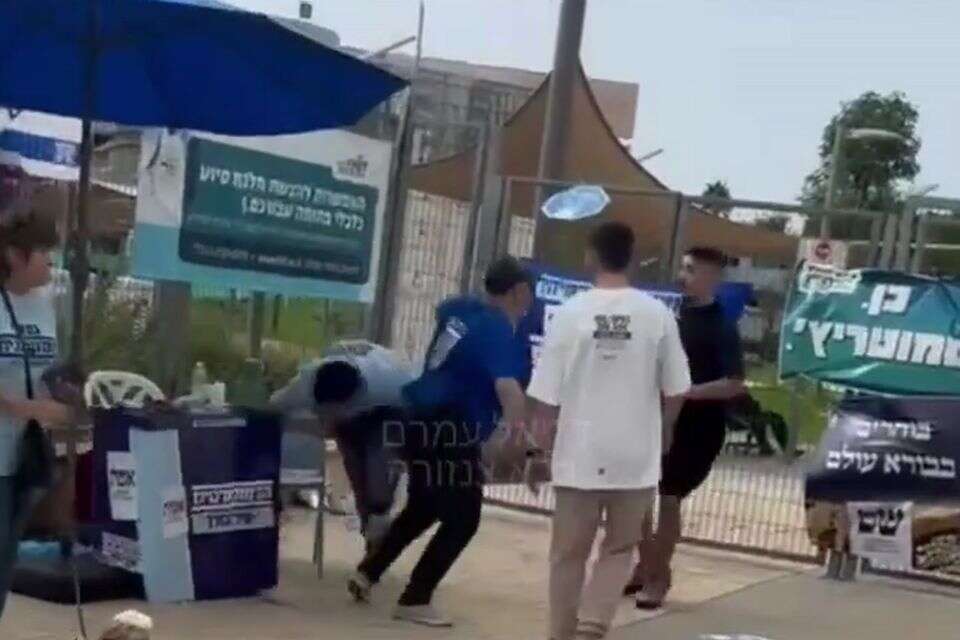 תיעוד מחולון: פעיל מפלגת "הדמוקרטים" הותקף באגרופים מחוץ לקלפי , מתוך עמוד ה-X של דניאל עמרם