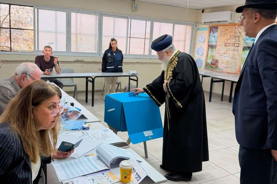 הרב יצחק יוסף מצביע , ללא