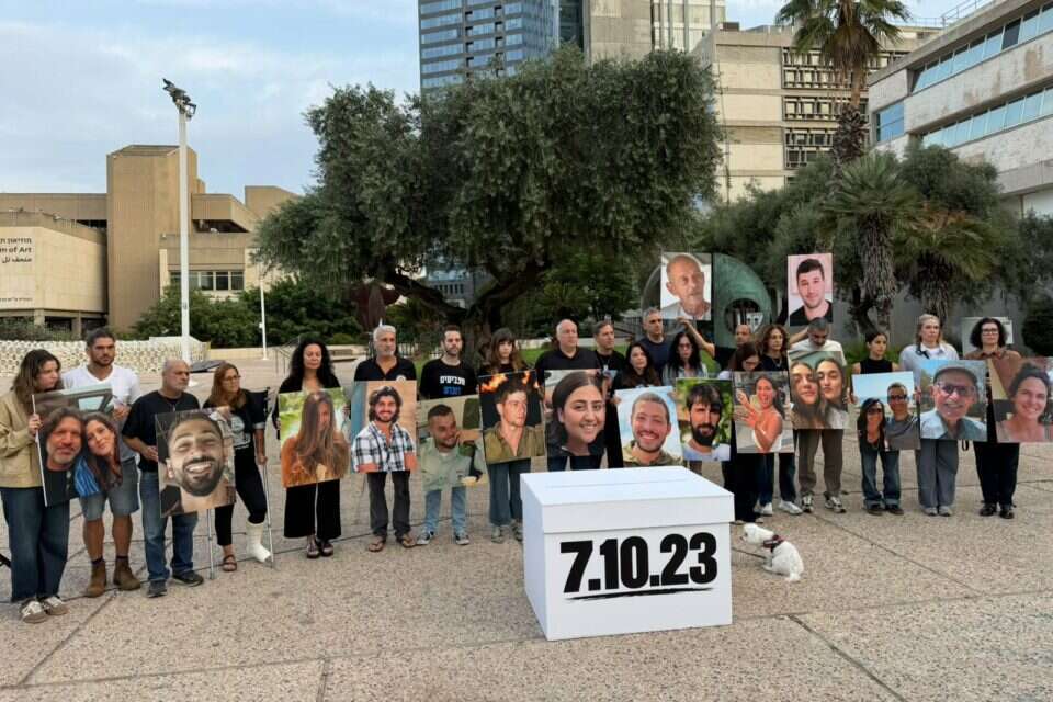 בני משפחות הנרצחים והחטופים בכיכר , ללא