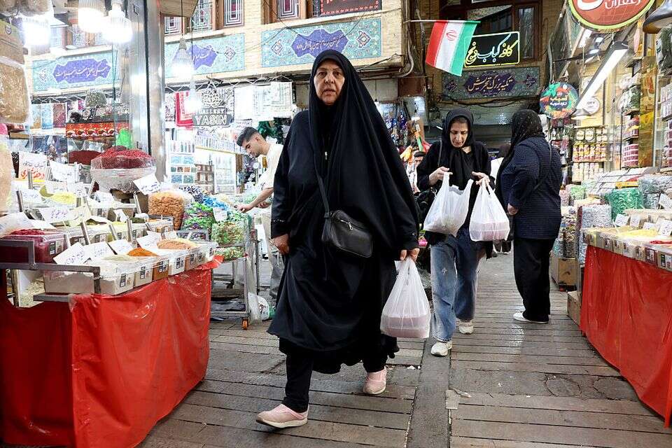 קונים בבזאר המרכזי בטהרן בירת איראן , אי.פי.איי