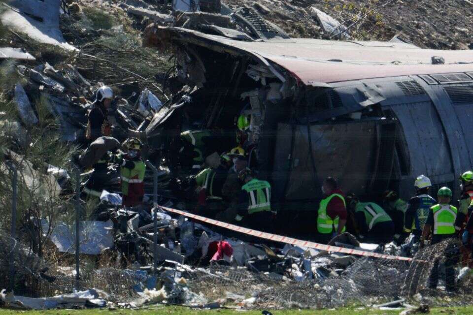 כוחות ההצלה בזירת האסון , REUTERS