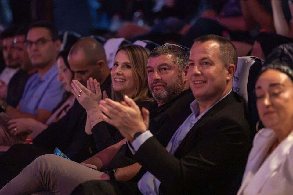 נטעלי שם טוב לצד עופר וינטר. "עמך ישראל" , אורן בן חקון