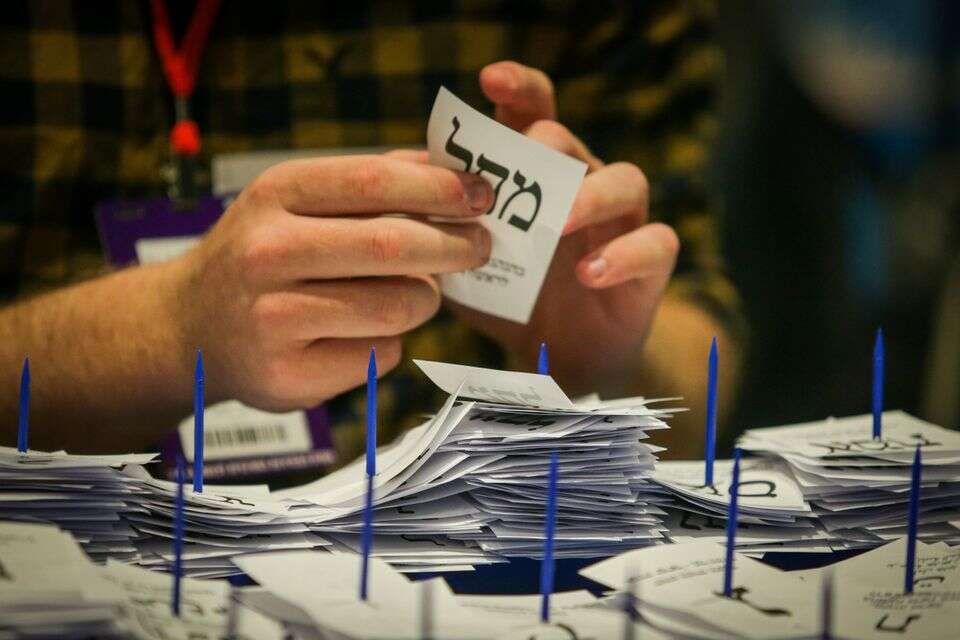 ספירת מעטפות כפולות וקולות החיילים בכנסת (ארכיון) , אורן בן חקון