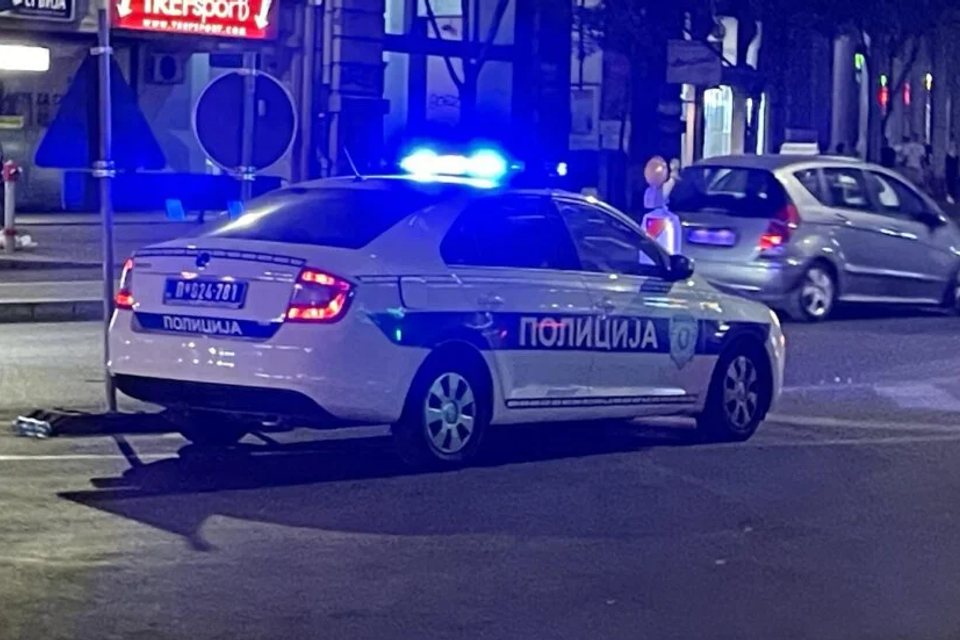 צעיר בן 24 צעק "אללה אכבר" והיה חמוש בשתי סכינים מחוץ לשגרירות ישראל בסרביה , רויטרס