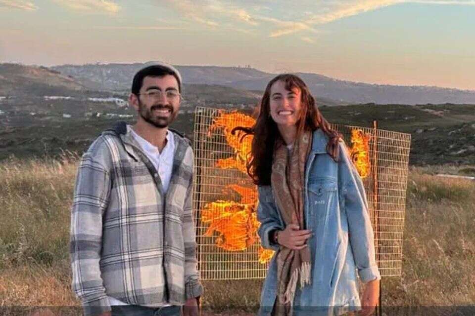 אמונה שרייבר לצד אחיה , באדיבות המשפחה