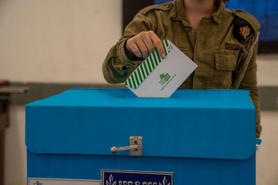 חיילת צה"ל מצביעה באחת מהקלפיות , דובר צה"ל