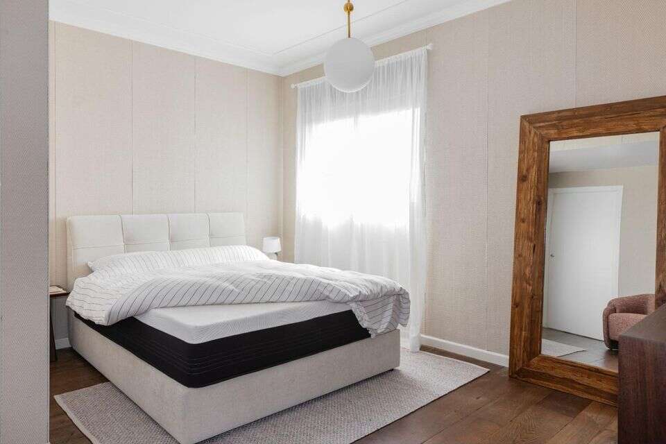 מזרן חשוף בלי מצעים, באור יום , קואלה