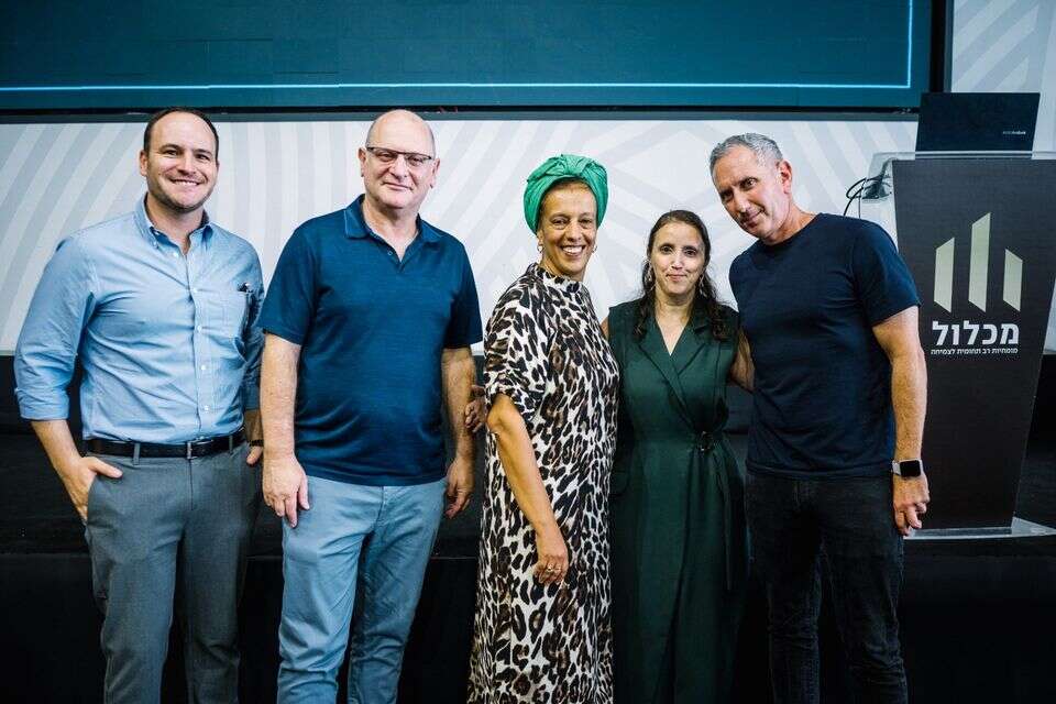 משתתפי האירוע השנתי של קבוצת מכלול מימון, מימין לשמאל: דניאל הגרי, לשעבר דובר צה"ל; נתי ולדמן, סמנכ"לית פיתוח עסקי במכלול נדל"ן; איילת רוסק, מנכ"לית מכלול נדל"ן; אורי פז, מנכ"ל קבוצת מכלול מימון; והדר תמרקין, מנכ"ל מכלול משכנתאות , שני צדיקריו ברוש