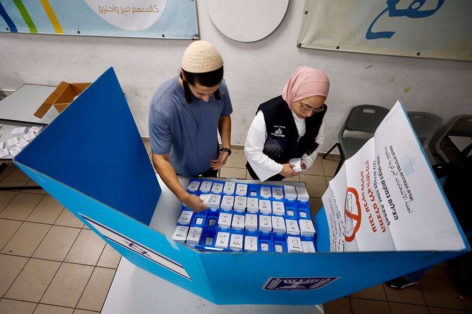 מפקחי טוהר הבחירות מארגנים את הקלפי (למצולמים אין קשר לנאמר בכתבה) , EPA