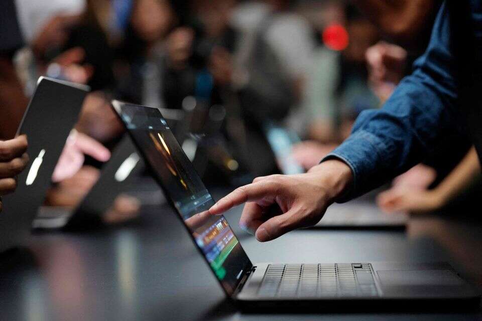 אפל מתקפלת ומשיקה MacBook Pro ראשון עם מסך מגע , GettyImages
