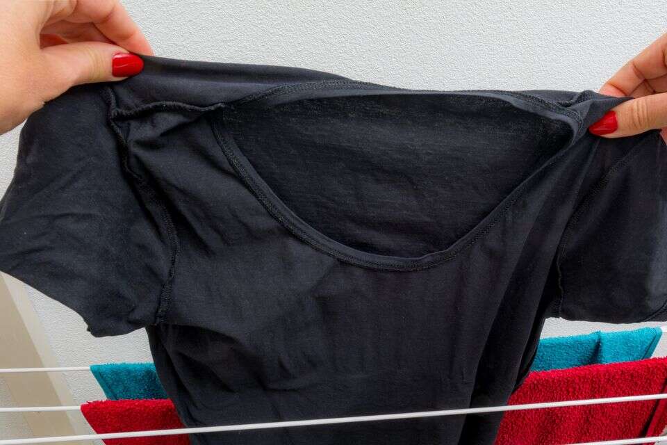 בגדים שחורים כביסה בגד שחור , istockphoto