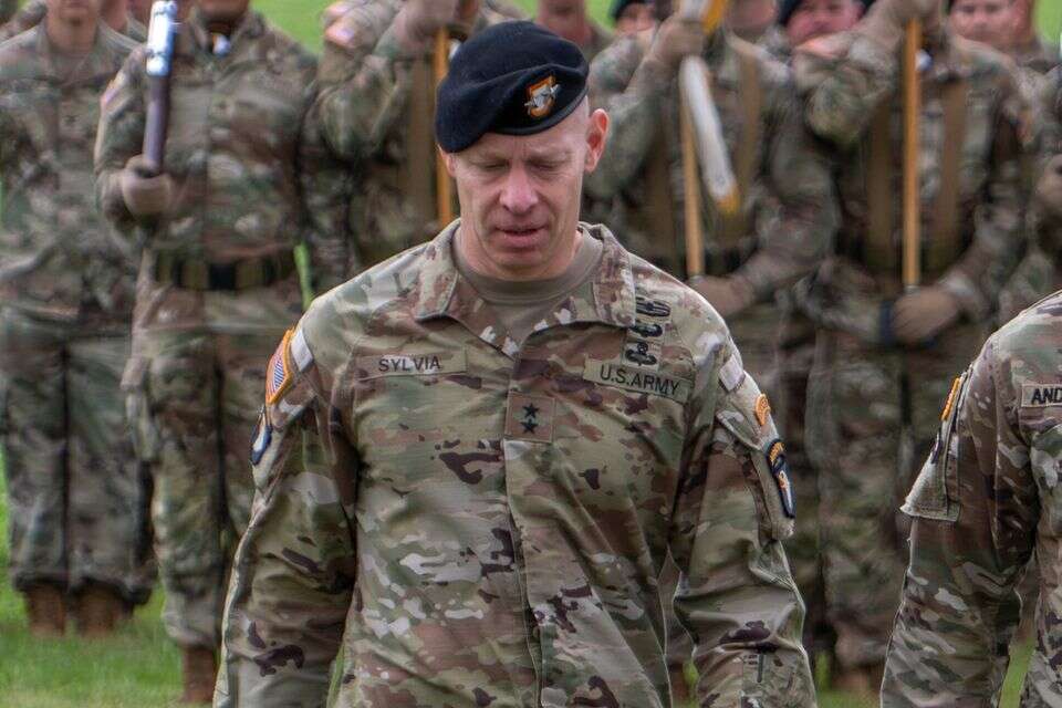 הגנרל שהודח ברט סילביה , U.S. Army via AP
