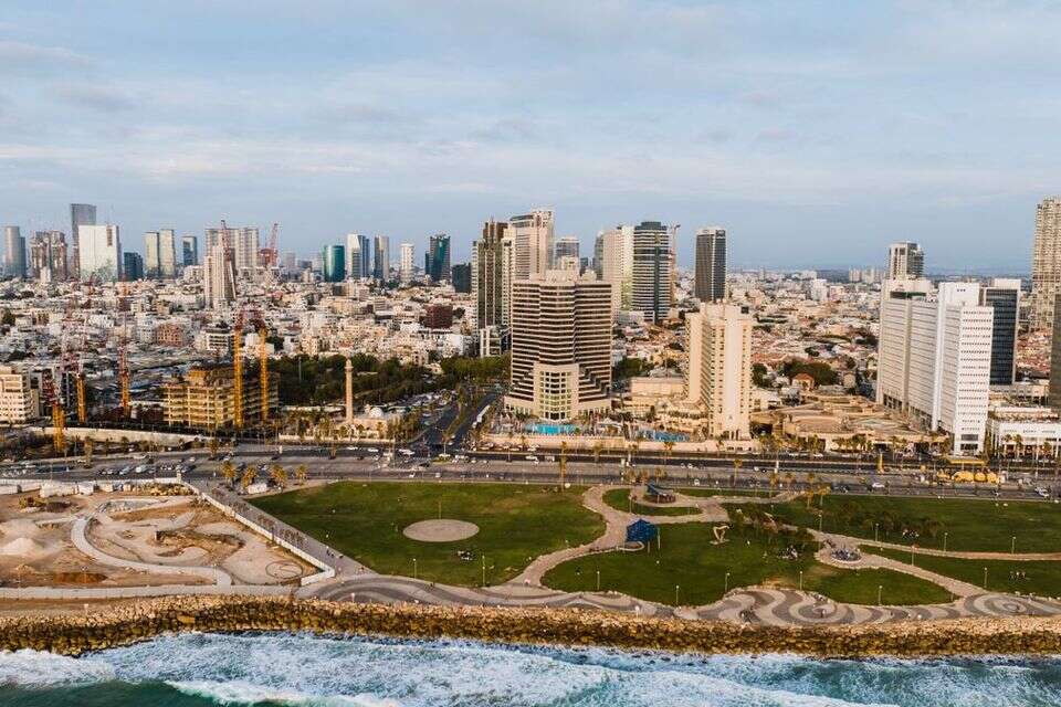 אתגר מרכזי בתכנון התחדשות העירונית הוא האיזון בין הגדלת היצע הדירות לבין שימור אופייה האדריכלי. תל אביב הלבנה , pexels