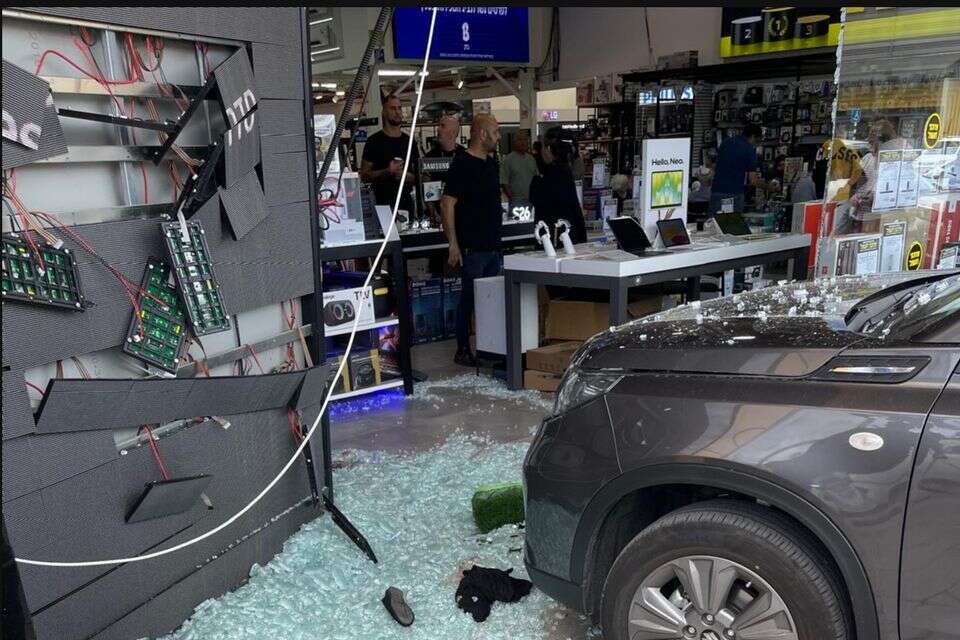 הרכב שהתנגש בחנות במרכז המסחרי בחיפה , ללא קרדיט