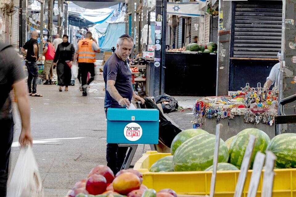 גם סוחרים ערבים העדיפו להצביע לליכוד. הקלפי שלנו בשוק רמלה , נעמה שטרן
